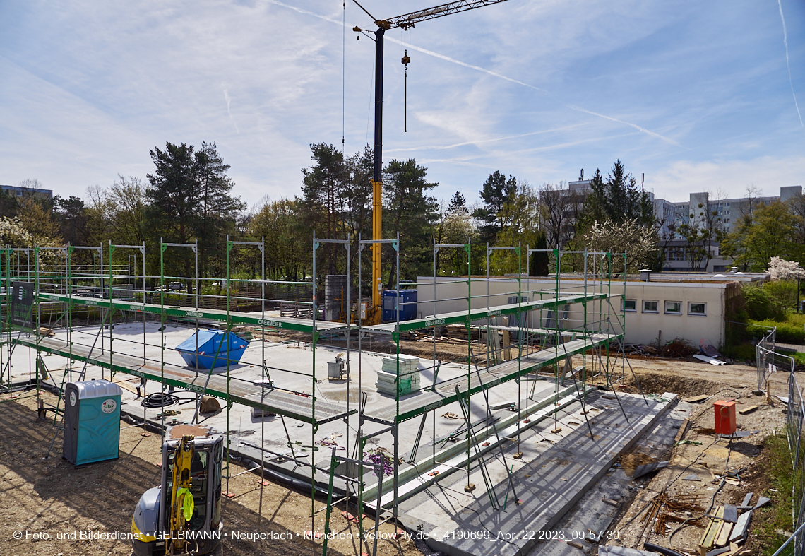 22.04.2023 - Luft- und Ebenenfotos vom Haus für Kinder in der Quiddestraße in Neuperlach